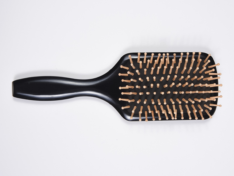 Cepillo alisador de pelo con mango de madera