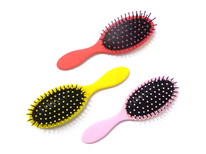 Cepillo de pelo plástico para desenredar con revestimiento de goma