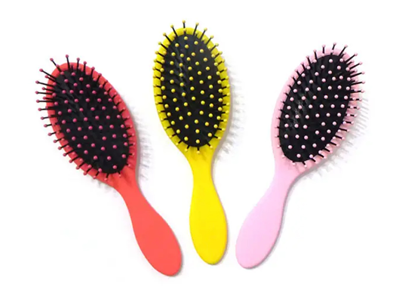 Cepillo de pelo plástico para desenredar con revestimiento de goma