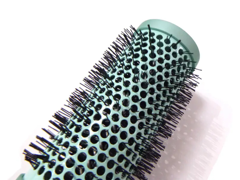 Cepillo de pelo redondo con revestimiento de goma suave al tacto