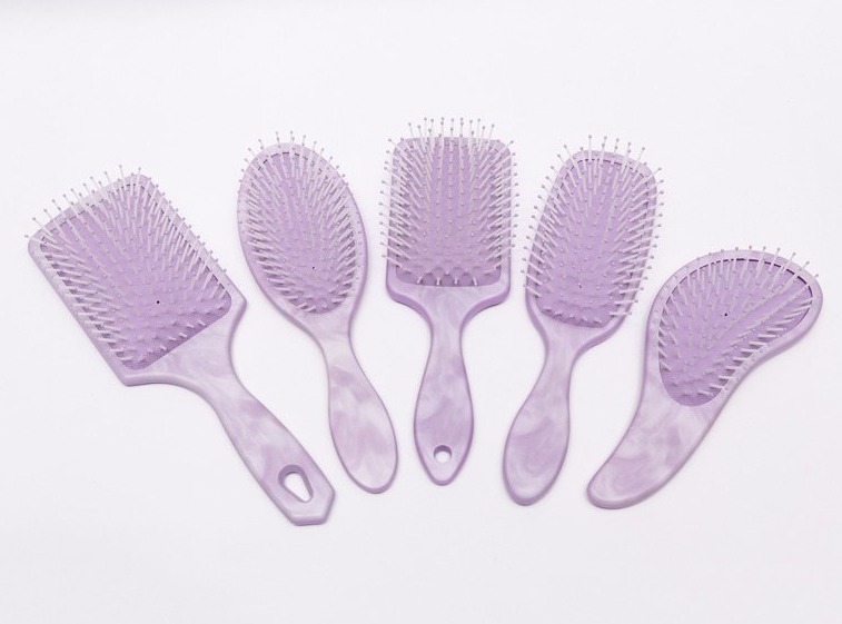 ¿Cómo utilizar y limpiar correctamente un mini cepillo de pelo de plástico?
